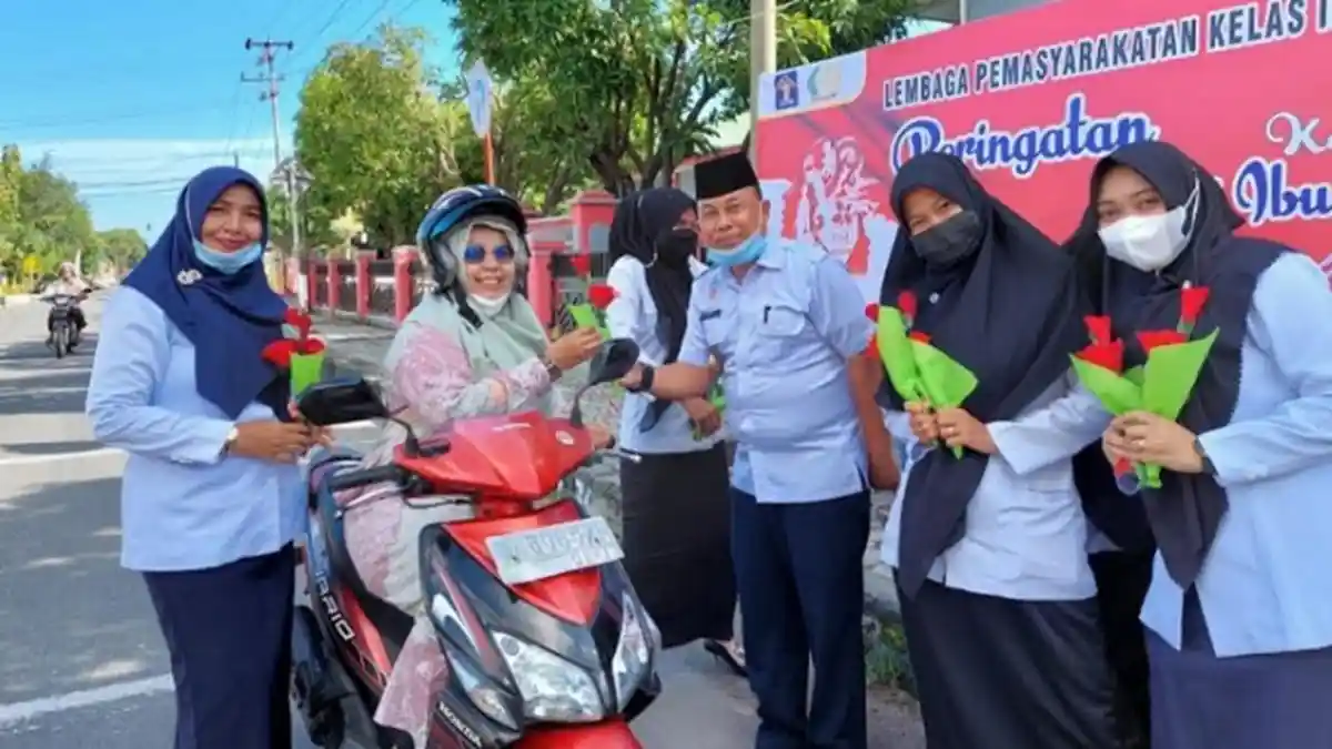 Petugas Wanita Lapas Bireuen Peringati Hari Ibu, Bagikan Bunga ke Pengendara Perempuan