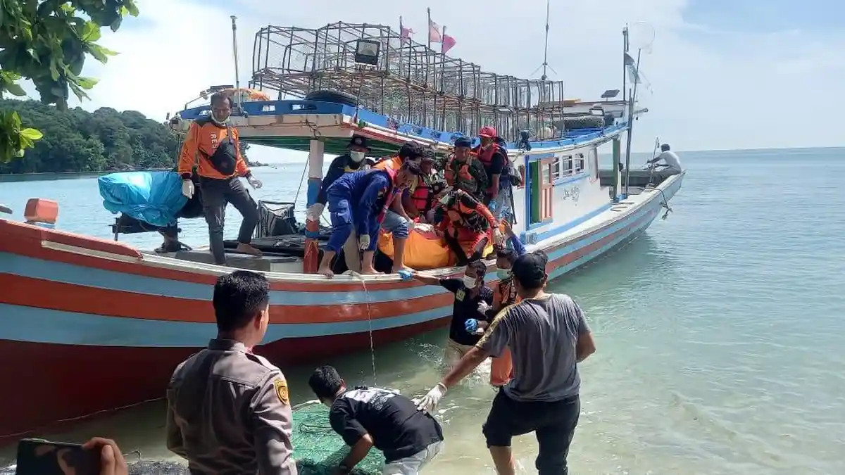 Jenazah Bripda Anam Dievakuasi ke RSUD Muhammad Zein Belitung Timur