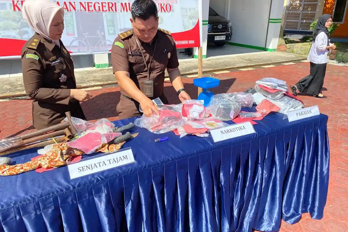 Barang Bukti dari 23 Perkara Dimusnahkan Kejari Mukomuko dengan Cara Dibakar hingga Digerenda