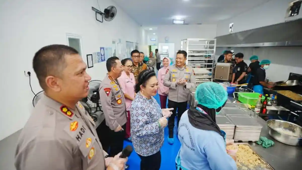 Ditemani Titiek Soeharto, Kapolri Datangi SPPG MBG di Karanganyar, Diklaim Zero Accident