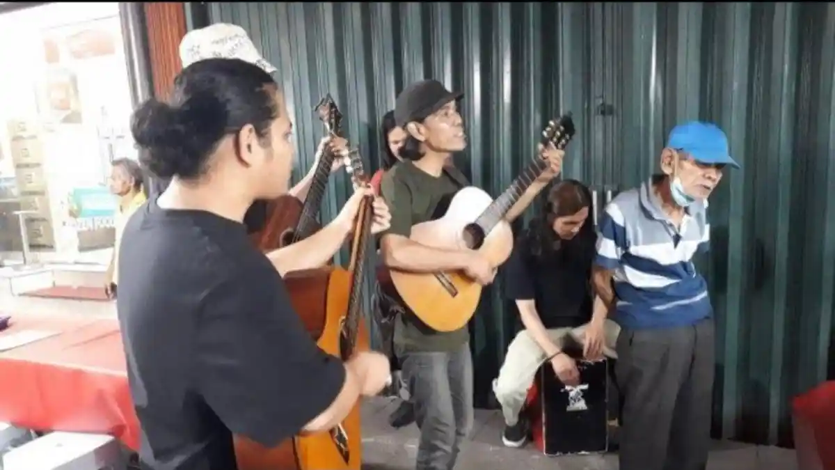 Ebes Jusuf: Pengamen Paling Senior di Jakarta yang Rindu Menggedong Cicit di Pulau Seram