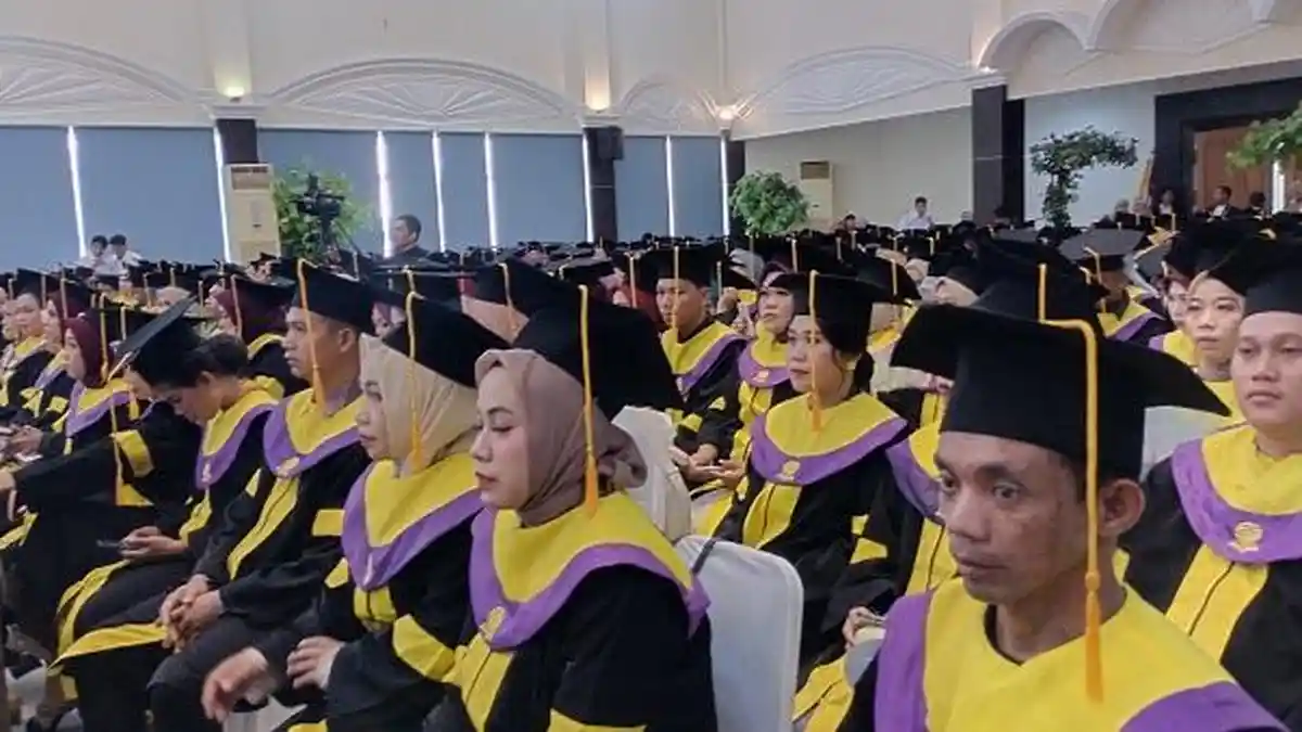 385 Mahasiswa Diploma Sarjana Pascasarjana dan PPG UT Majene Ikuti Wisuda 