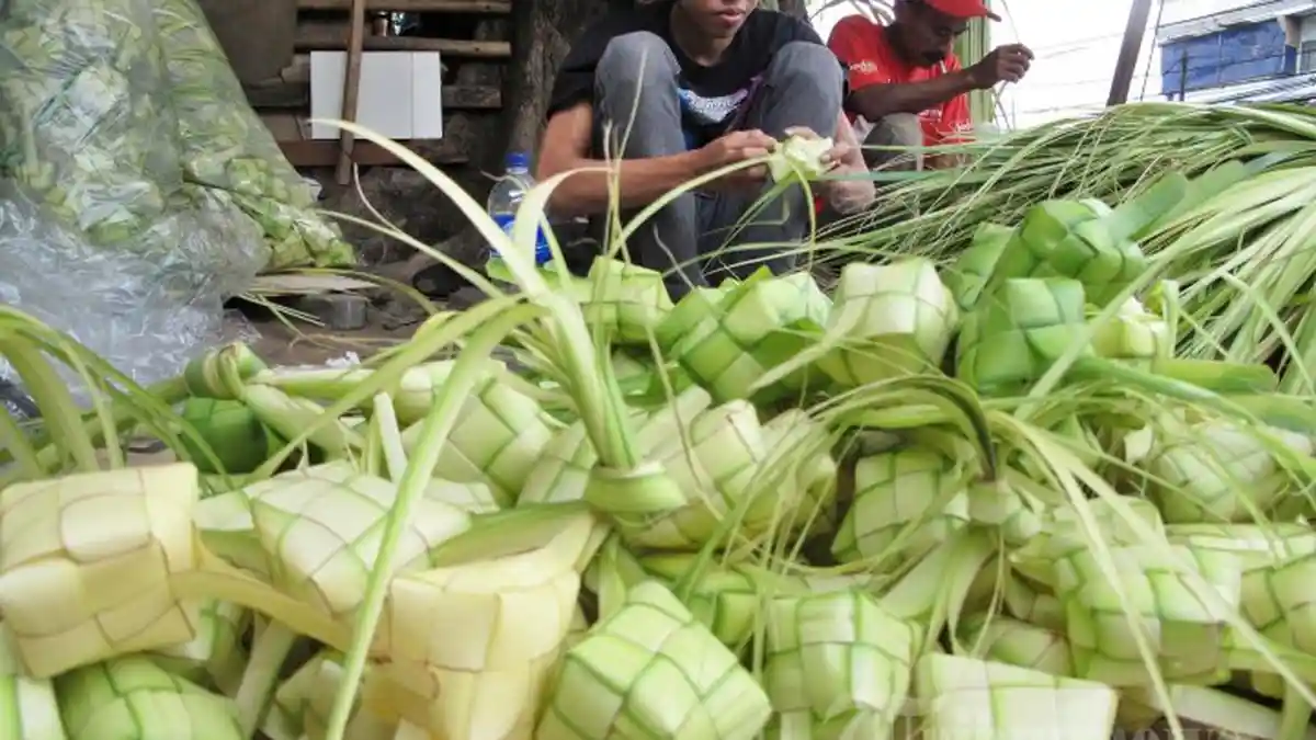 Idul Fitri Sebentar Lagi, Ini Cara Mudah Menganyam Ketupat Lebaran bagi Pemula
