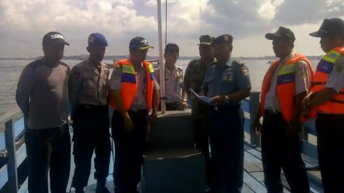 TNI AL  Penajam  Razia  Alat  Kelengkapan  Klotok dan Speed Boat