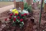 Momen Haru Ortu Vidi Aldiano Ziarah ke Makam Sang Putra saat Lebaran, Harry Kiss: Paling Dirindukan