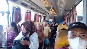 DAMRI-Suasana-saat-warga-hendak-menaiki-DAMRI-Manado-y5673.jpg