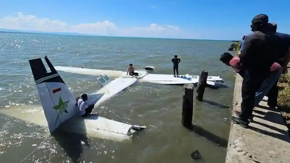 Daftar Nama 11 Penumpang Smart Air yang Mendarat Darurat di Laut Nabire