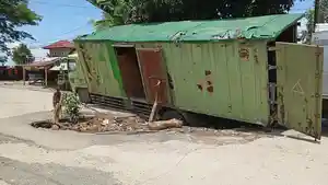 Truk-hijau-terperosok-di-Jalan-Andi-Kaddiraja-Palopo-Kamis-3102024-kiki.jpg