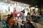 Suasana-Booth-kuliner-di-zona-5-F8-Makassar-Pantai-Losari-Jl-Penghibur-Sabtu-2772024.jpg