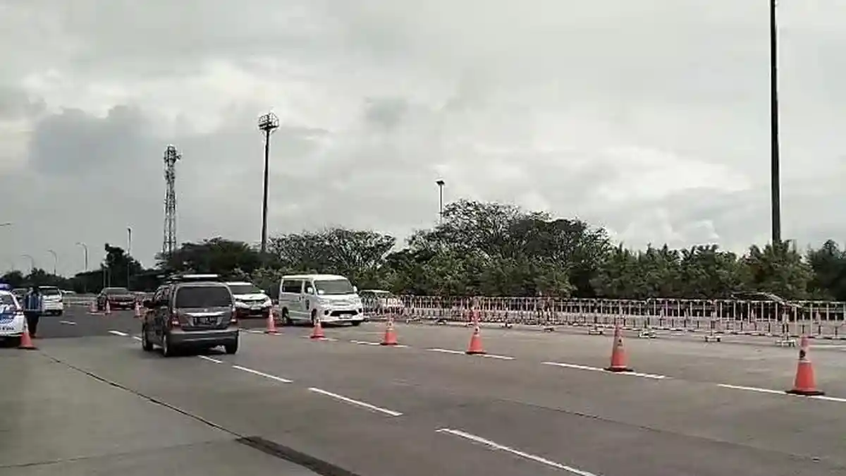 Jasa Marga Berlakukan Contraflow di Tol Japek, Kendaraan Padat Menuju Bandung dan Cipali