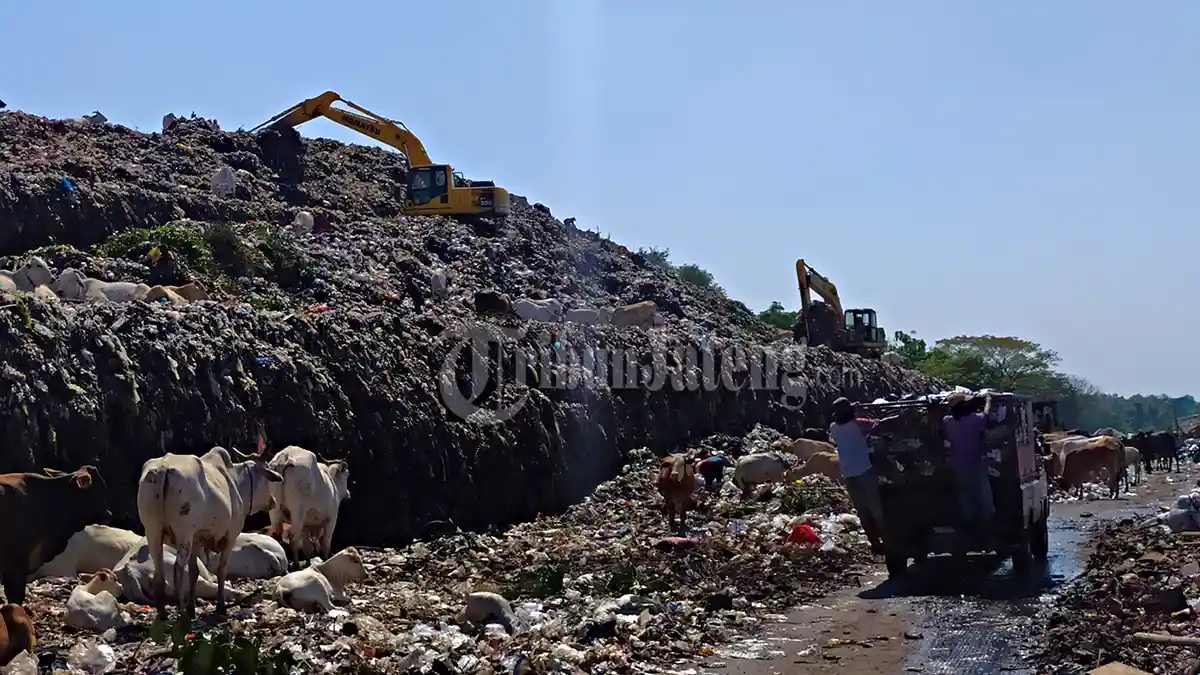 Warga Sekitar TPA Putri Cempo Solo Dilatih Jadi Pemadam Kebakaran