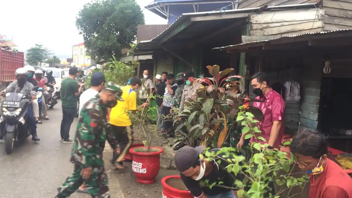 Pot Bunga Warna Merah Dipasang, Satpol PP Dukung Program 100 Hari Kerja Walikota Samarinda