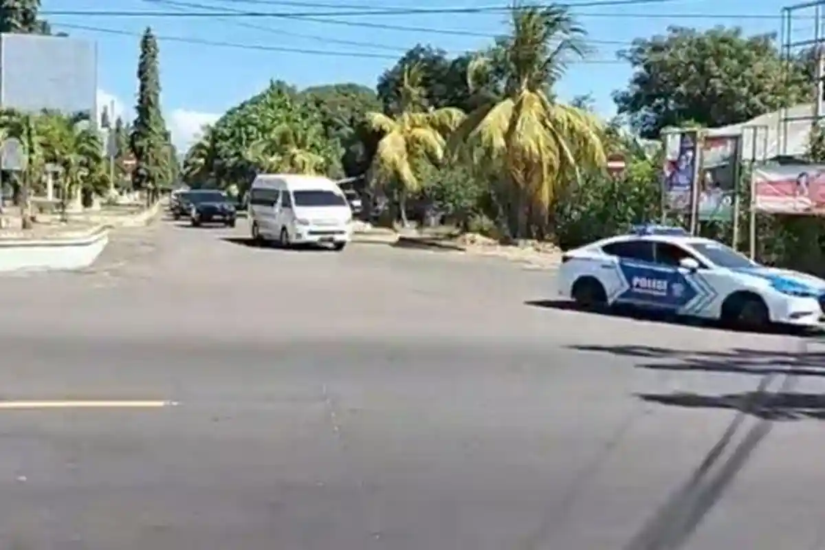 Kapolda NTT Jemput Istri Kapolri di Kota Maumere Sikka di Bandara Frans Seda Maumere