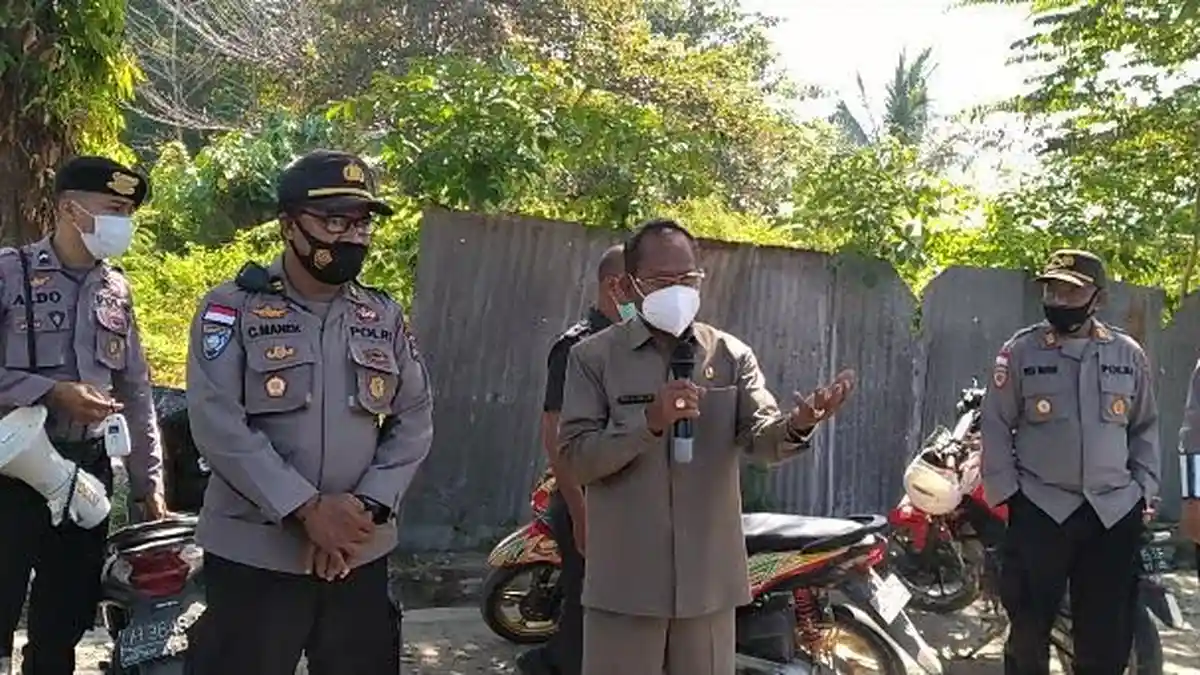 Massa Bergerombol di BKPSDM, Sekda Malaka Turun Lapangan Bubarkan