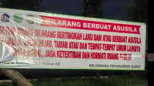 SARANG-LGBT-Petugas-Satpol-PP-spanduk-larangan-berbuat-asusila-di-taman-Jalan-Daan-Mogot.jpg