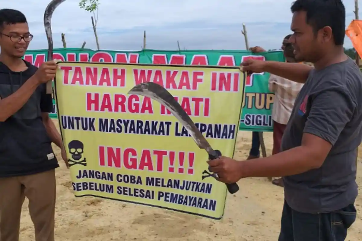 BREAKING NEWS - Warga Lampanah Segel Jalan Tol Sigli-Banda Aceh