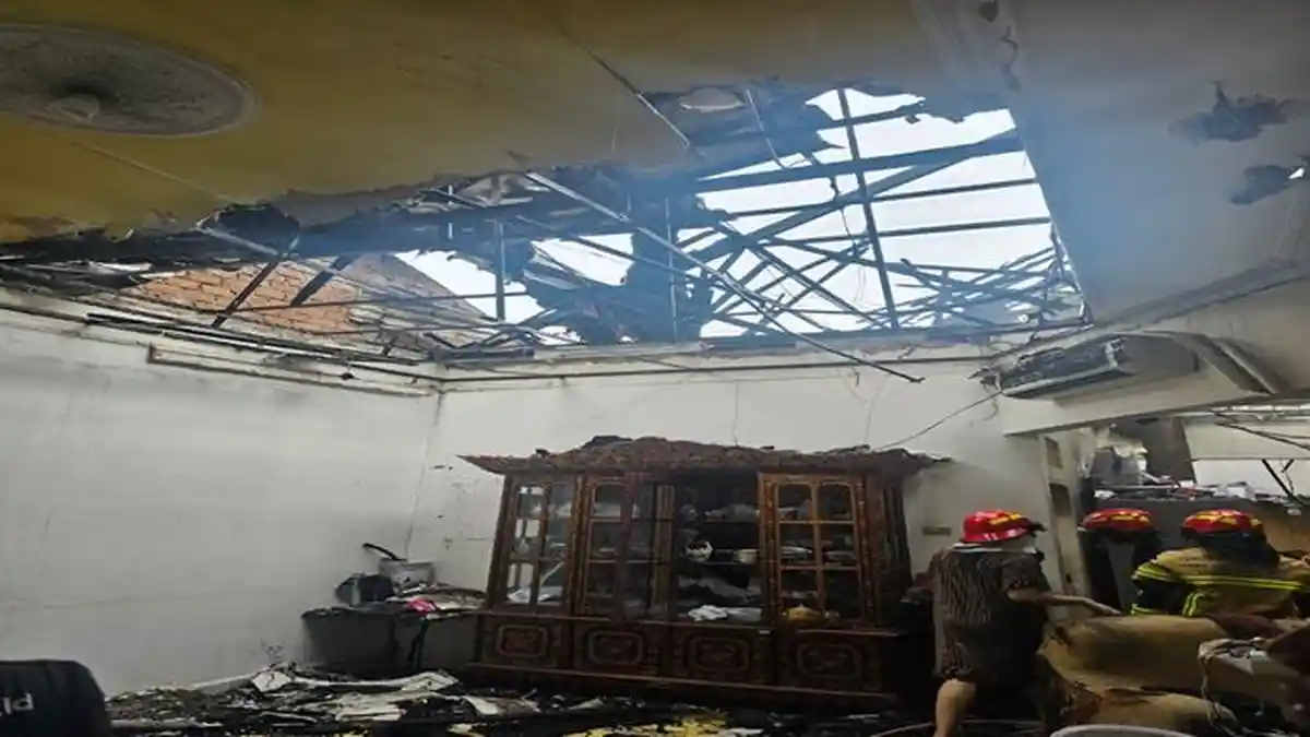 Diduga Korsleting Listrik dari Gudang, Rumah Lansia di Palembang Hangus Terbakar