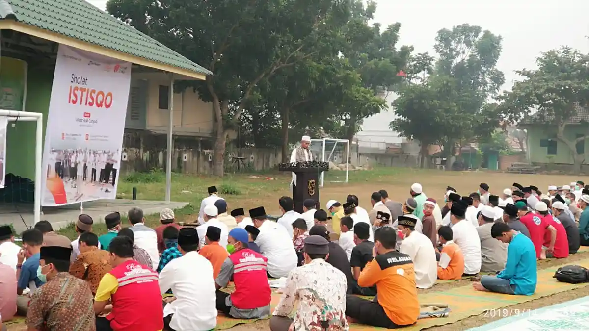 Minta Kabut Asap Hilang, Ayat Cahyadi Pimpin Doa Bersama Sambil Menangis