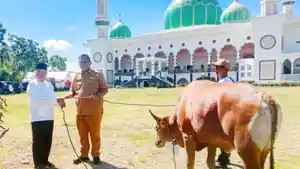 Bupati-Rohul-Anton-kurban-di-Masjid-Agung-Islamic-Centre-Pasir-Pangaraian.jpg