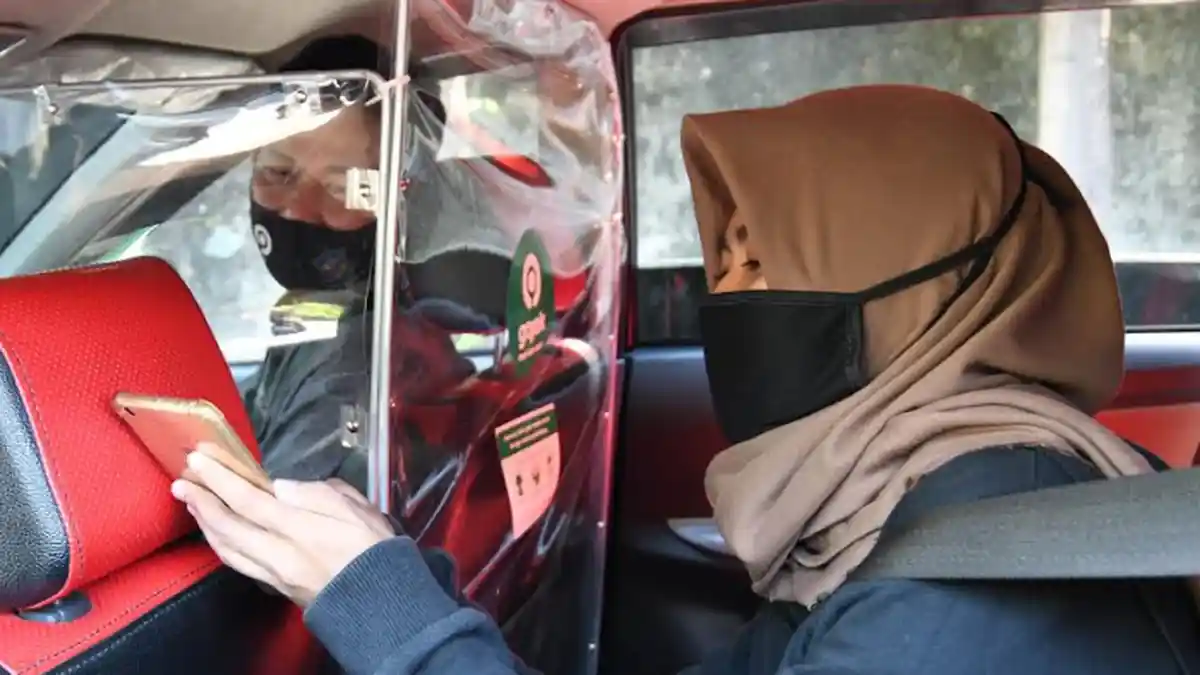 GoRide dan GoCar Uji Coba Penggunaan Sekat Pelindung