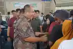 Bupati-Asahan-Taufik-Zainal-Abidin-Siregar-membagikan-sembako-kepada-seribu-orang.jpg