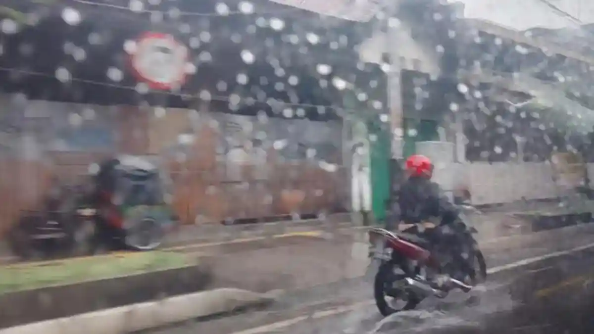 Cuaca Surabaya Hari Ini Jumat 23 Januari 2026: Waspada Hujan Siang hingga Sore Hari
