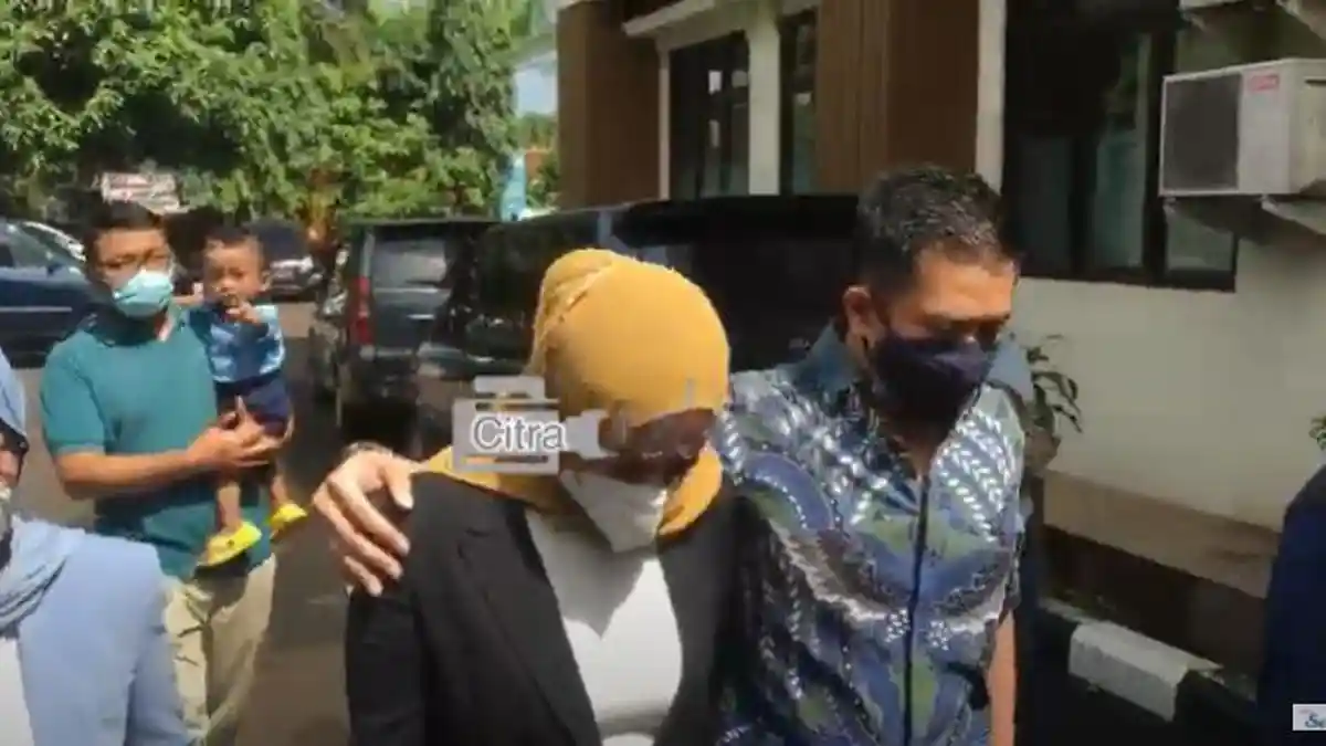 Datang Bersama ke Persidangan, Olla Ramlan dan Aufar Hutapea Masih Tampil Mesra saat di Pengadilan