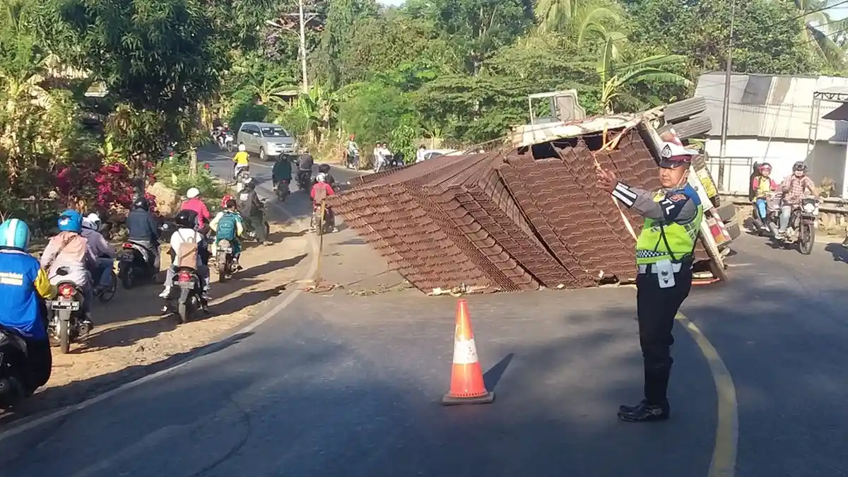BREAKING NEWS - Hati-hati, Ada Truk Kontainer Bermuatan Besi Terbalik di Jalinbar Pringsewu