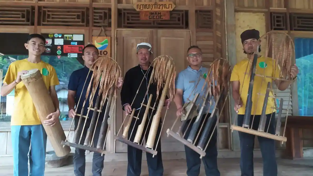 Uniknya Angklung Dog-dog Lojor di Kasepuhan Sinar Resmi, Tak Ada Nada Doremi tapi Tetap Merdu