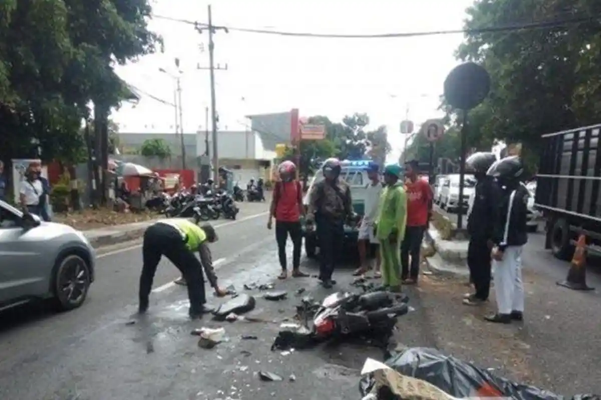 Kecelakaan Hari Ini Sepeda Motor Hantam Mobi, Penumpang Motor Tewas di Tempat