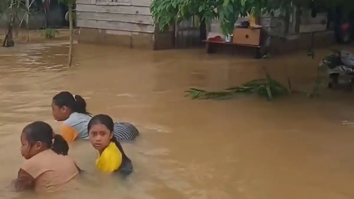 Hujan Deras Semalaman, Kuansing Dilanda Banjir Bandang dan Jalan Amblas