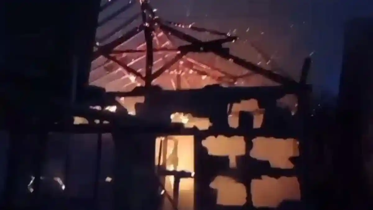 Diduga Akibat Korsleting Listrik, Dua Rumah Terbakar di Tanjungsari Sumedang Malam Tadi