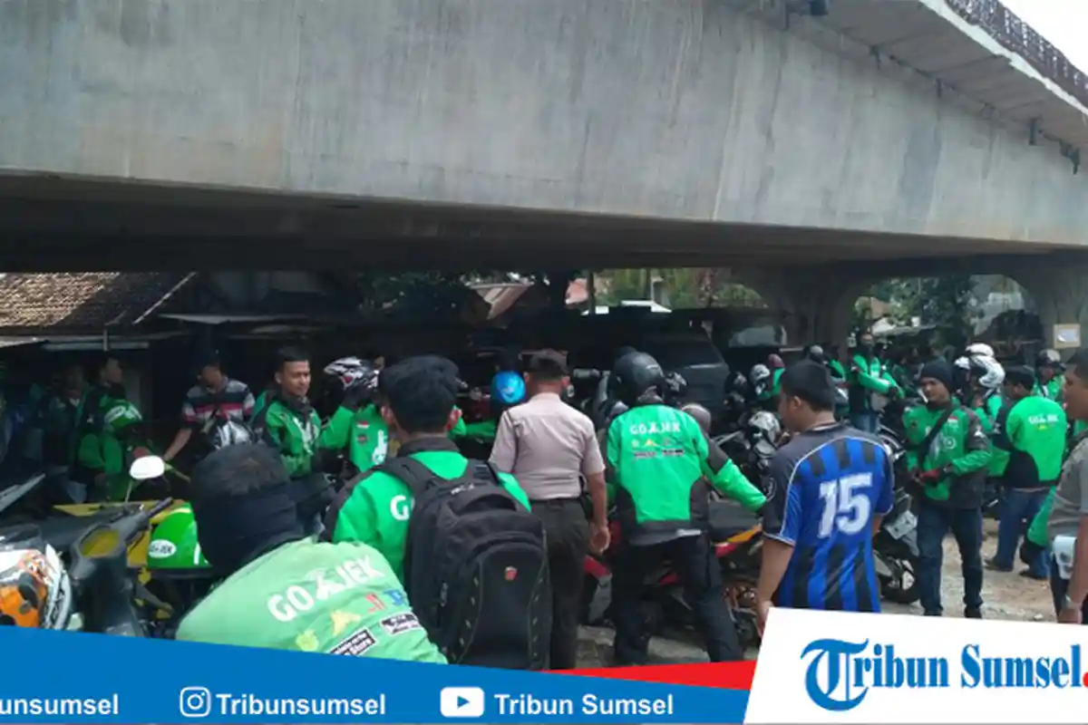 Driver Ojol Rusak Mobil dan Hajar Pengemudi Mobil Nissan, Diduga Tersinggung Kata-kata Kasar