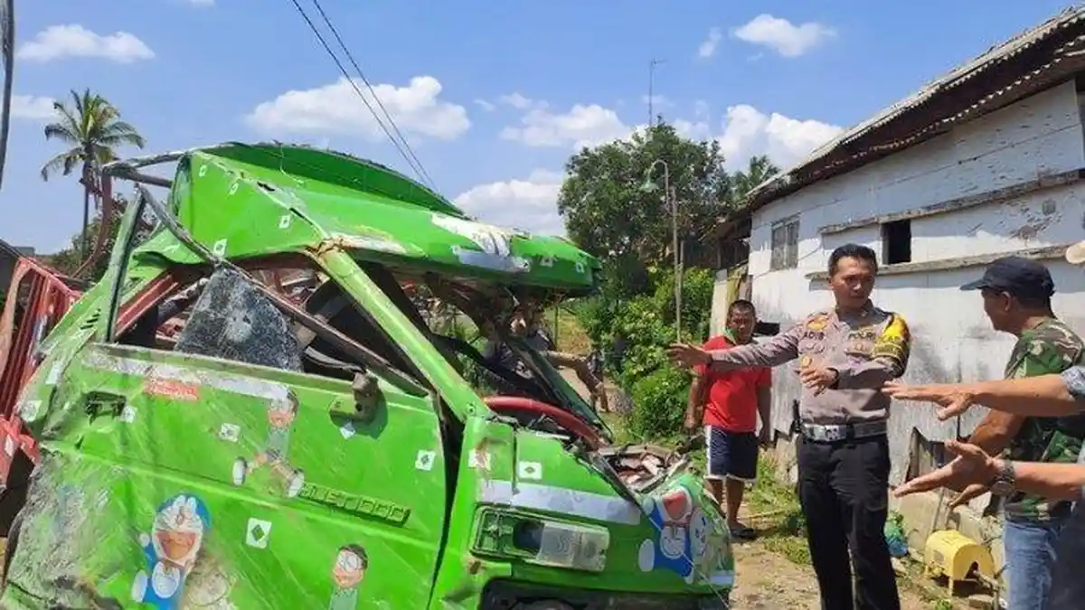 Brakkkk, Kereta Odong-odong Ringsek Ditabrak Kereta Api di Malang, Sopirnya Tewas