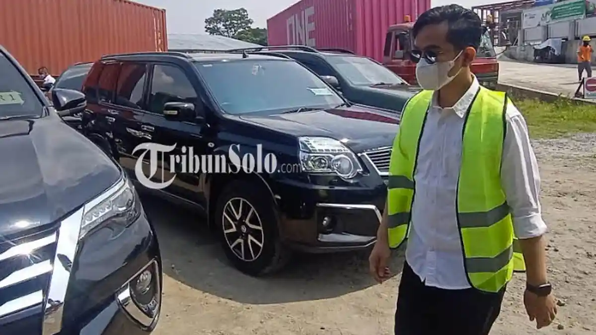 Style Terbaru Gibran Sejak Jadi Wali Kota Solo : Pakai Kacamata Hitam Model Ray-Ban Aviator