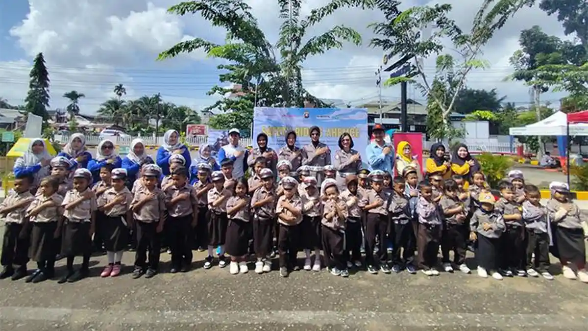 Asmo Kalbar Berikan  Edukasi Safety Riding  Pada Karyawan United Tractor & Murid TK Kubu Raya