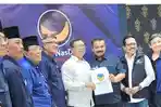 Maryoto-Birowo-kemeja-putih-memegang-map-berisi-rekomendasi-dari-DPP-Partai-Nasdem.jpg