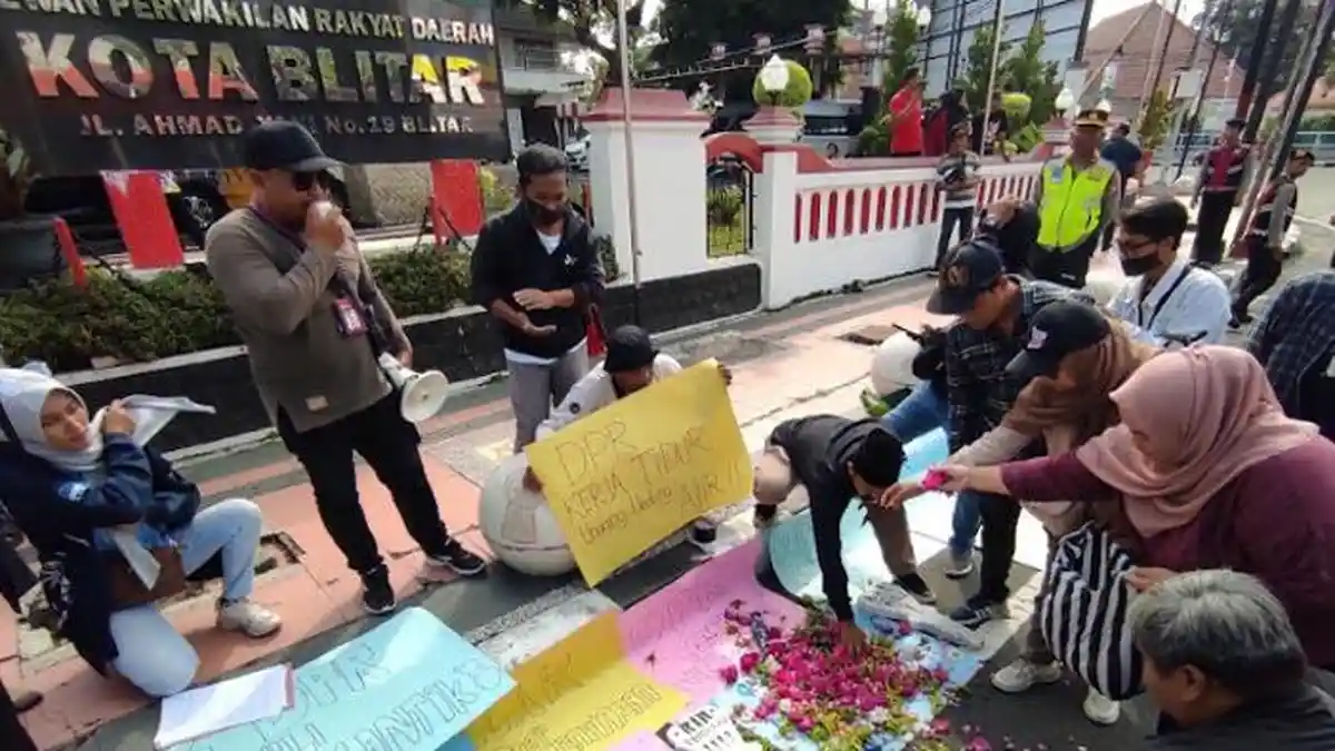 Gelar Aksi Tabur Bunga di Depan Gedung DPRD, Jurnalis Blitar Raya Tolak Draft RUU Penyiaran 