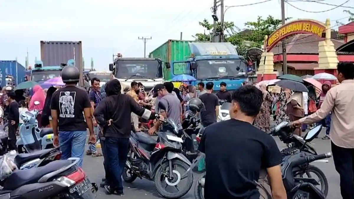 Warga Blokir Jalan Depan Polres Pelabuhan Belawan, Protes Resah Tawuran yang Tak Kunjung Usai