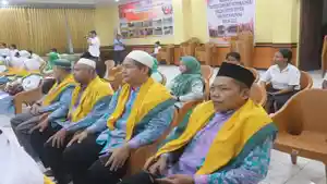 Bupati-Kupang-Korinus-Masneno-resmi-melepas-12-jemaah-calon-haji-asal-Kabupaten-Kupang.jpg
