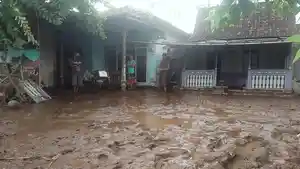 BERLUMPUR-Rumah-dan-halaman-rumah-warga-banjir-situbondo.jpg