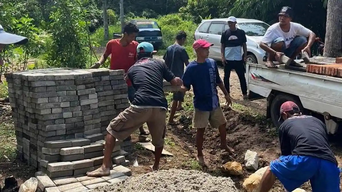 Relawan Ganjar Bantu Bangun Jalan di Desa Cipining Lebak Banten