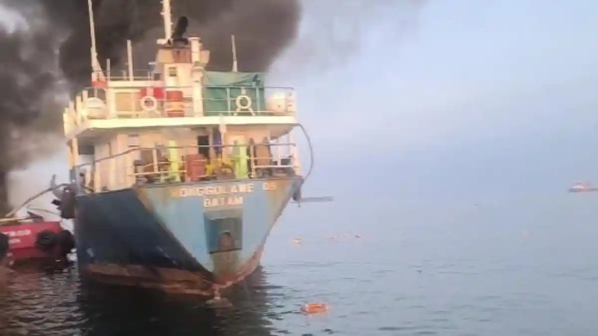 Kapal Tongkang Batu Bara Terbakar di Laut Utara Lamongan, 15 ABK Terluka