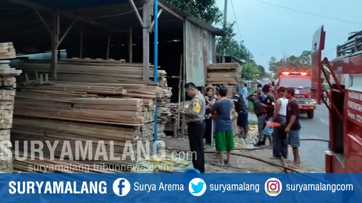 Diduga Karena Puntung Rokok, Galangan Kayu di Jombang Terbakar