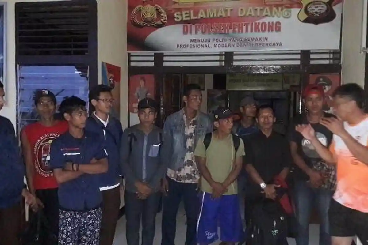 Begini Upaya Haji Uma Memulangkan 8 TKI Aceh yang Telantar di Entikong