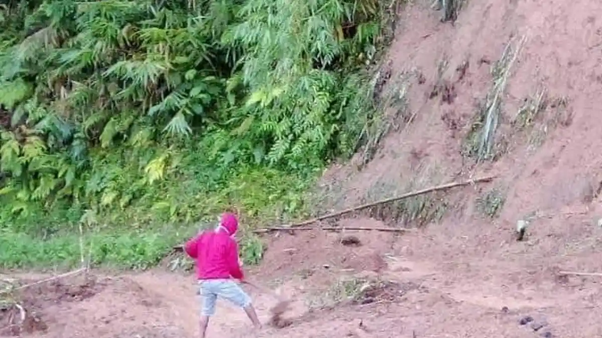 Akses Sinjai Borong Barambang-Bontokatute Tertutup Longsor