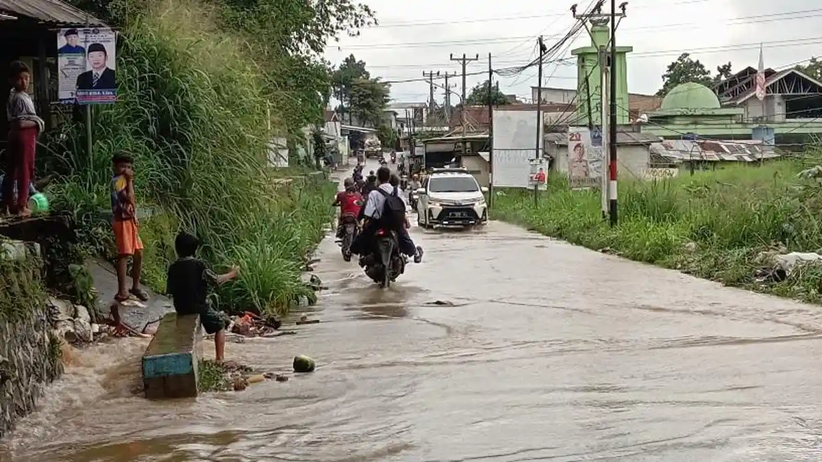 Gara-gara Oknum Pembuang Sampah Liar, Jalan Veteran 3 Ciawi Bogor Tergenang Air Keruh