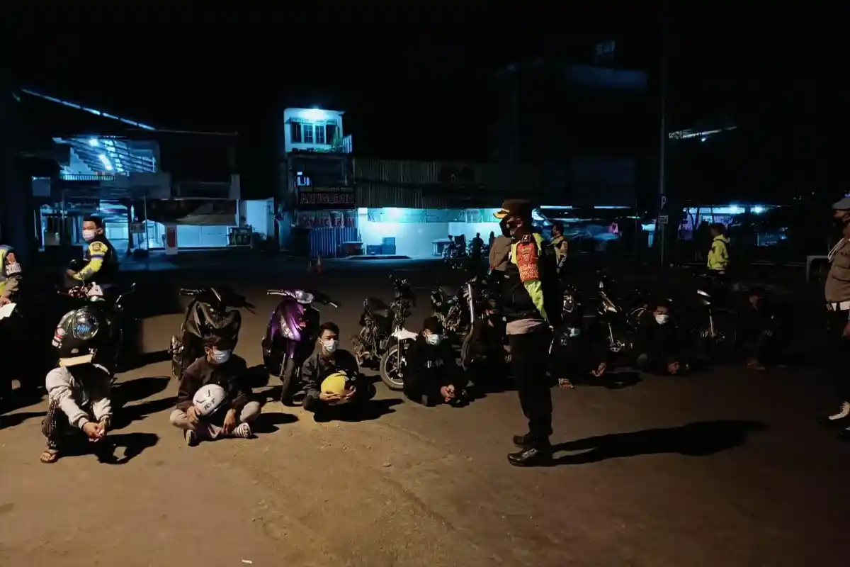 Balap Liar saat PPKM, Belasan Remaja di Sumedang Terjaring Razia, 7 Motor dan 3 Botol Miras Disita