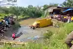 Satu-unit-truk-colt-diesel-dan-dua-unit-sepeda-motor-nyemplung-ke-sungai-diDesa-Kampung-Pala.jpg