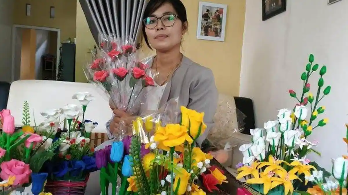 Awalnya Iseng, Kerajinan Bunga Sabun Karya Warga Mojokerto Ini Tembus Pasar Jateng